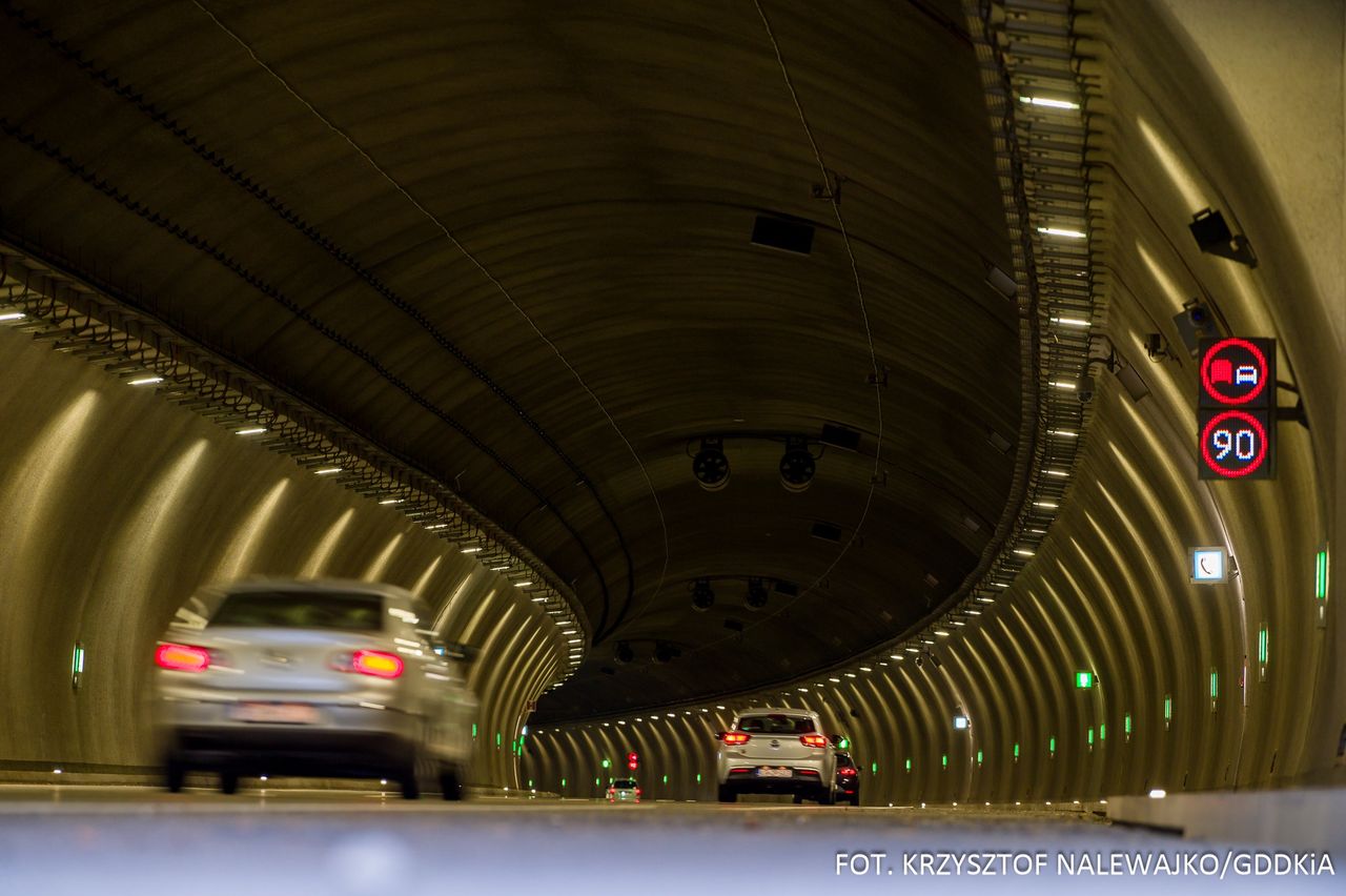 Tunel w przebiegu Zakopianki