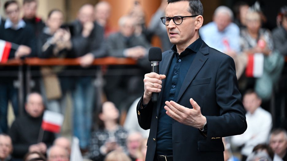 Legnica, 03.02.2024. Były premier, poseł PiS Mateusz Morawiecki podczas otwartego spotkania z mieszkańcami w Letia Business Center w Legnicy, 3 bm. (mr) PAP/Maciej Kulczyński