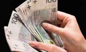 Odbierały telefony przed pracą. Dostaną 300 tys. zł za nadgodziny