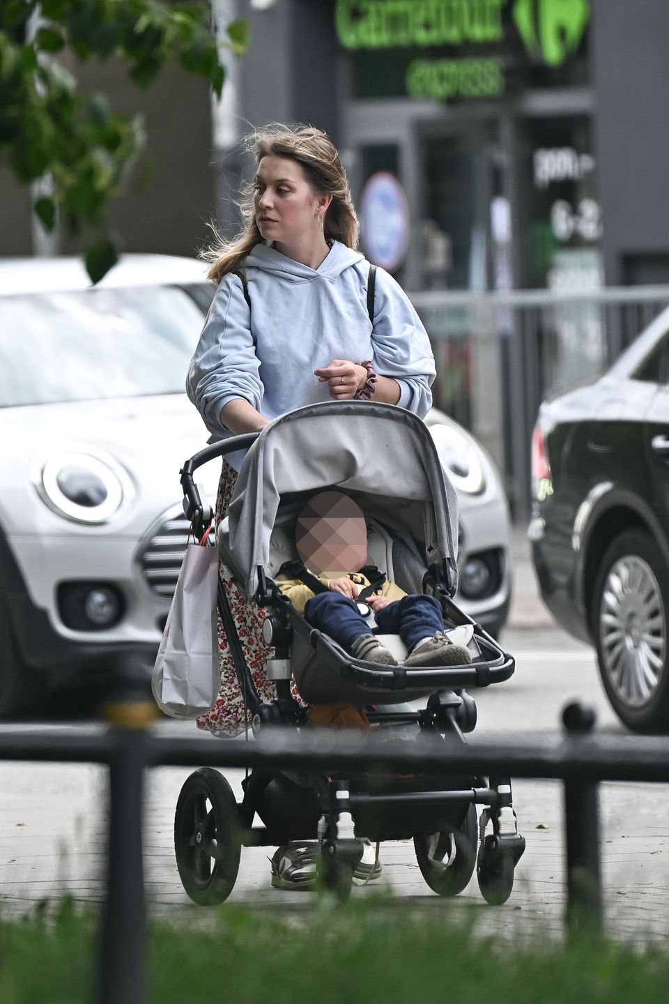 Filip Gurłacz z żoną i dziećmi na mieście