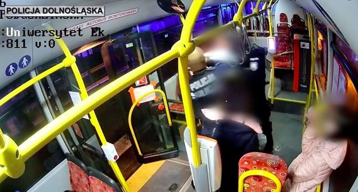Jelenia Góra. Hulajnoga w autobusie. Dominik Tarczyński broni policjantów