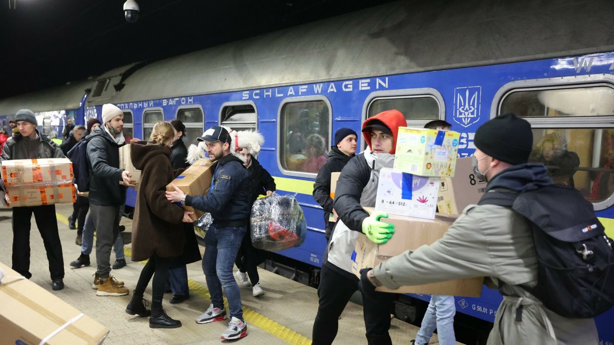 Poci?g z pomoc? dla Ukrainy wyrusza z WarszawyFot. Piotr Molecki/East News, Warszawa, 02.03.2022. Rosyjska inwazja na Ukraine. Pociag z pomoca dla Ukrainy wyrusza z dworca Warszawa Wschodnia.Piotr Molecki