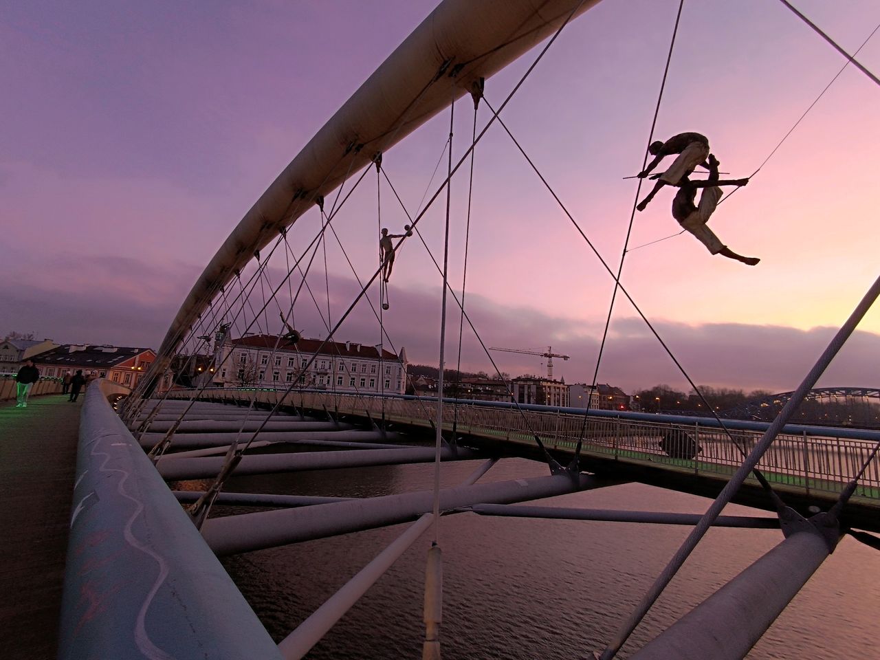 Kładka Bernatka po zmroku wygląda jak scena z filmu. Zawieszone 