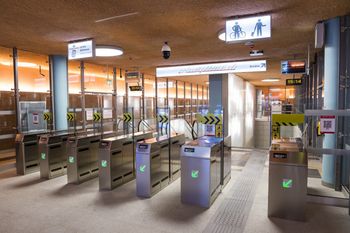 Warszawa: Feralny dzień w metrze. Utrudnienia także na drugiej linii. Dwie stacje wyłączone