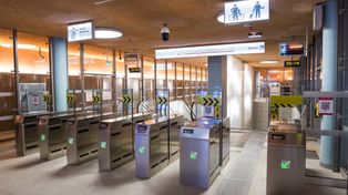 Warszawa: Feralny dzień w metrze. Utrudnienia także na drugiej linii. Dwie stacje wyłączone
