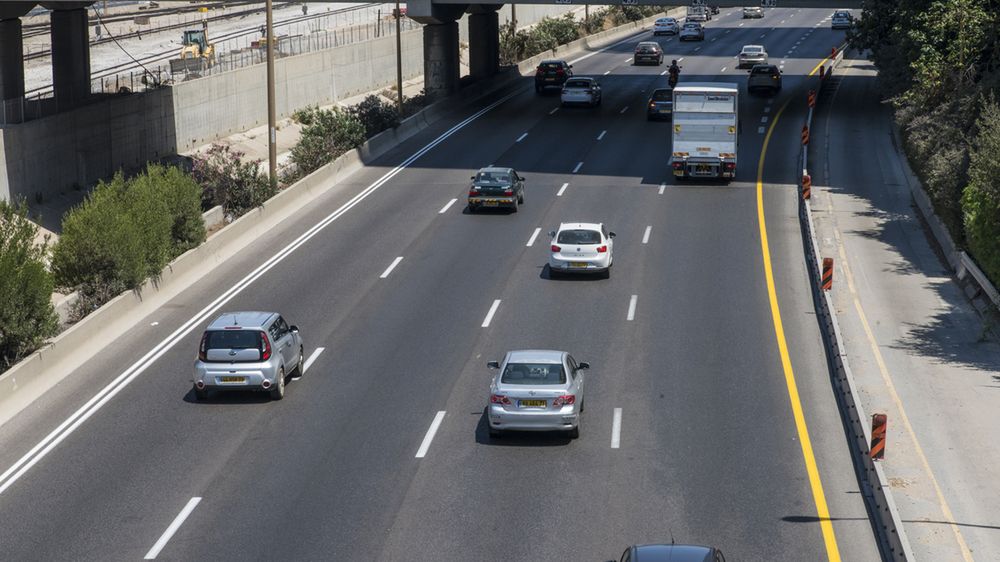 Niektórzy kierowcy dalej mają problem z trzymaniem się prawej strony drogi