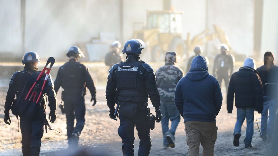 Nowy Rok 2021. Nielegalna impreza w Bretanii. 200 mandatów i starcia z policją