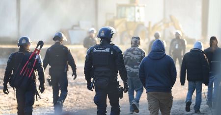 Nowy Rok 2021. Nielegalna impreza w Bretanii. 200 mandatów i starcia z policją