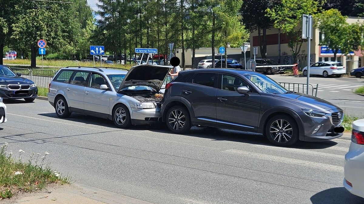 Zderzenie mazdy z volkswagenem na ul. Filaretów