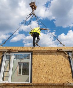 Kobieta straciła 300 tys. zł. Oszust "hula po świecie" za skradzione pieniądze