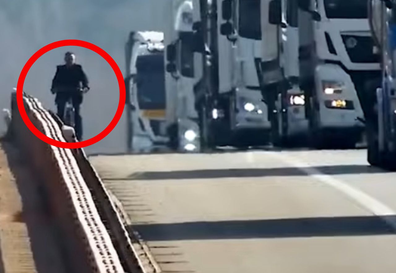 Jechał rowerem po autostradzie, interweniowała policja. Jest nagranie