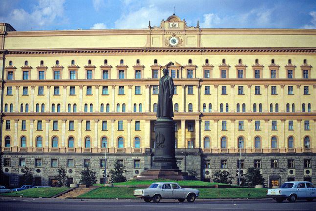 Pomnik Feliksa Dzierżyńskiego przed siedzibą KGB na Łubiance