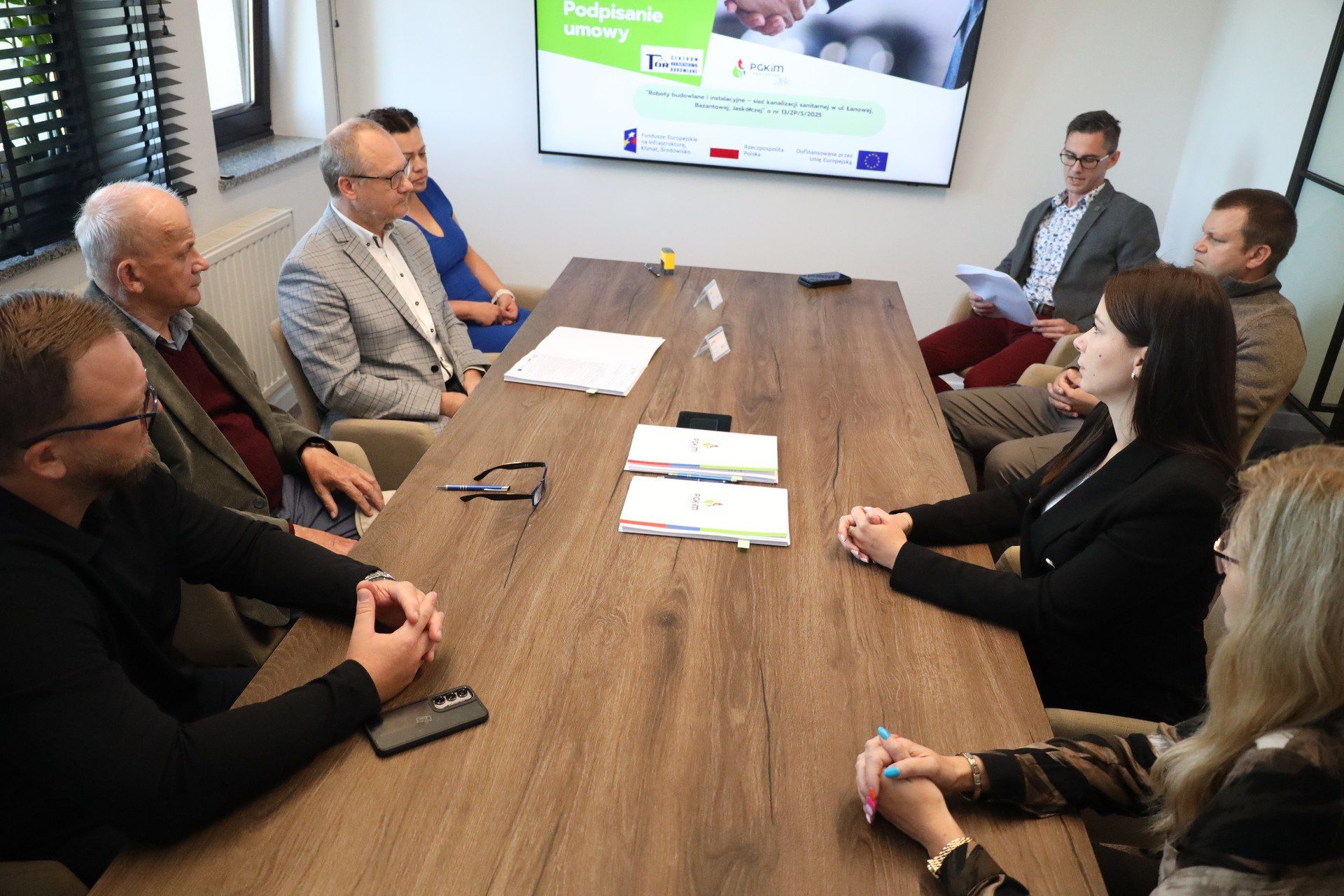 Umowę z wykonawcą podpisano w siedzibie Przedsiębiorstwa Gospodarki Komunalnej i Mieszkaniowej
