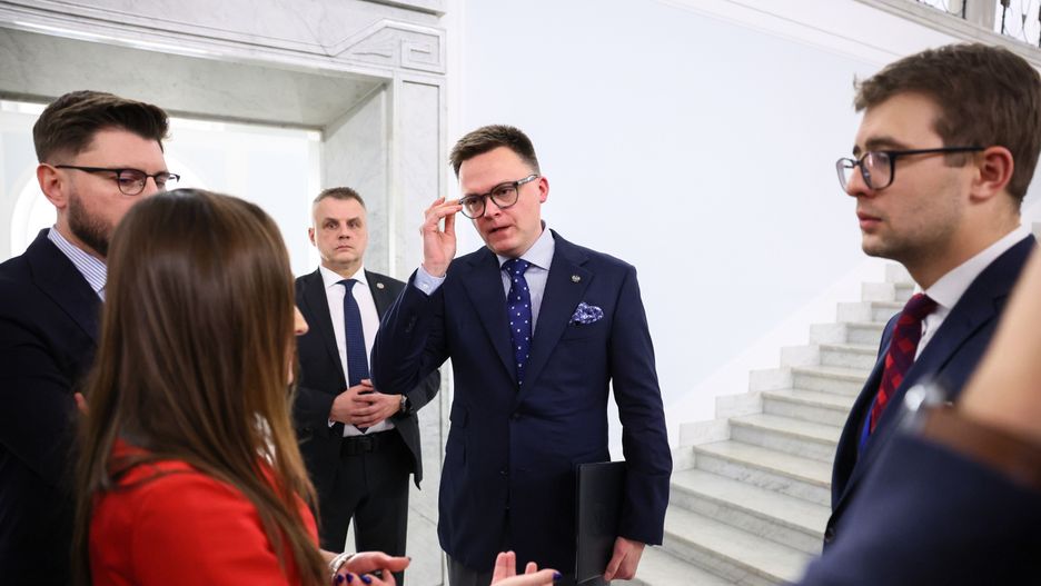 Szymon Hołownia z dziennikarzami w  Sejmie