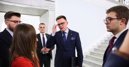 Oceniają Hołownię po aferze z mandatami. "Mina, którą podłożyło nam PiS"