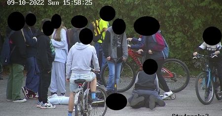 "Waliła głową o ziemię i kopała". Pijane nastolatki pobiły się na szkolnym boisku