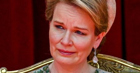 Królowa Matylda patrzyła na córkę. Nie mogła powstrzymać łez