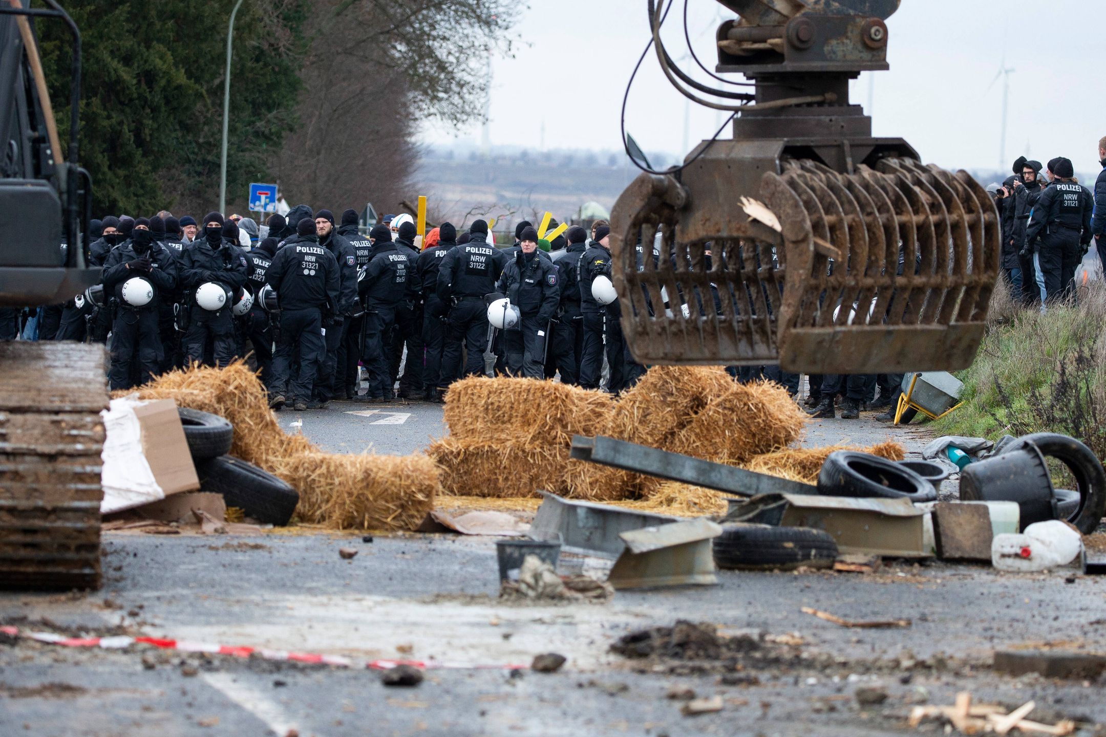 Evacuation of Luetzrath village in North Rhine-Westphalia
02 January 2023, North Rhine-Westphalia, Erkelenz: Police make preparations for the planned clearing of the village of Luetzerath. Scuffles broke out between police officers and climate activists on Monday in front of a German village that is earmarked for demolition due to planned coal mining in the area. Photo: Thomas Banneyer/dpa 
Dostawca: PAP/DPA.
Thomas Banneyer