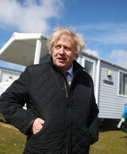 Nowy skandal z Borisem Johnsonem. "Prosimy o zabranie własnego alkoholu"