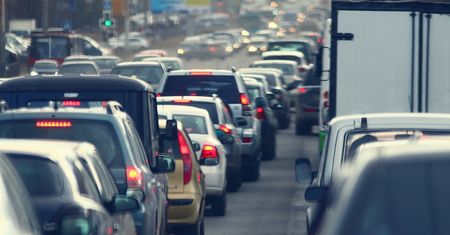 Nawigacje i mobilne mapy nie rozładowują korków, przenoszą je tylko w inne miejsca