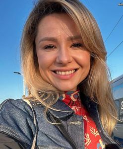 Włożyła obcisły kostium. Wycięcia wyszły na pierwszy plan