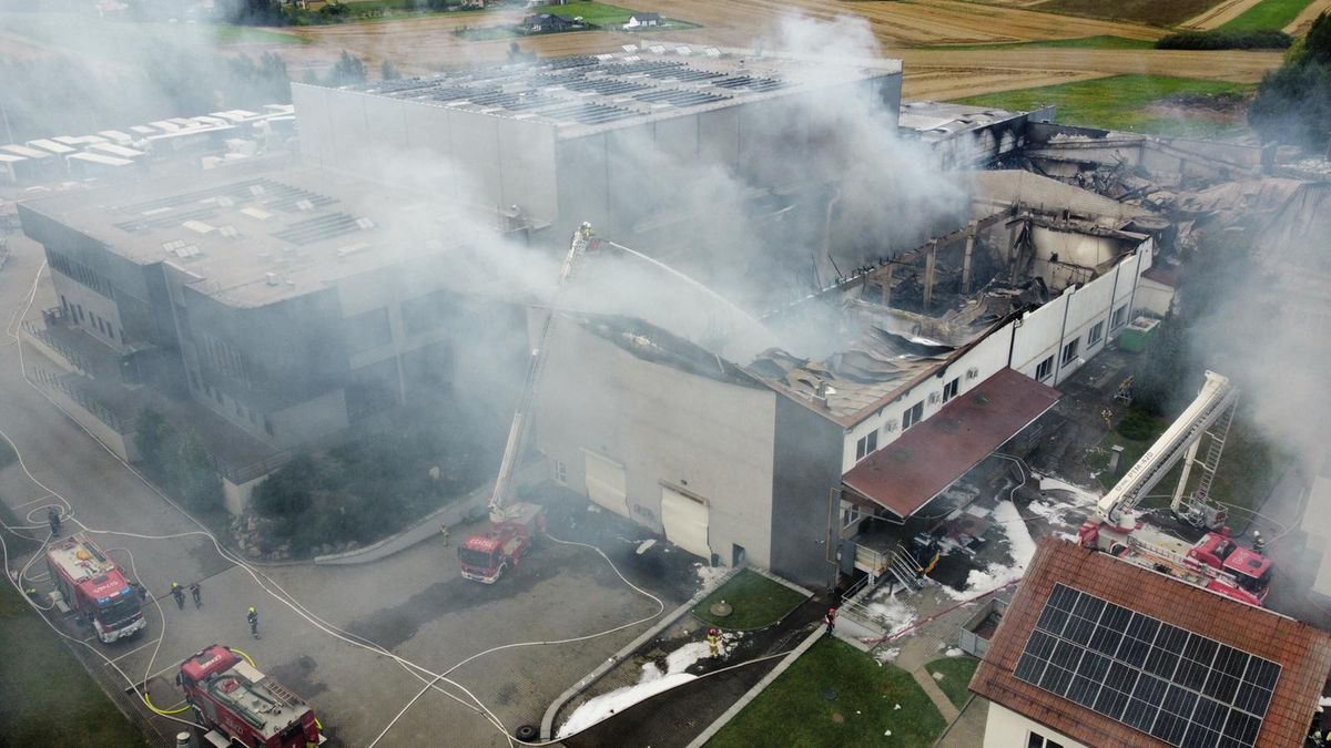 Pożar fabryki Paluszków. Firma Aksam nie chce zwalniać pracowników