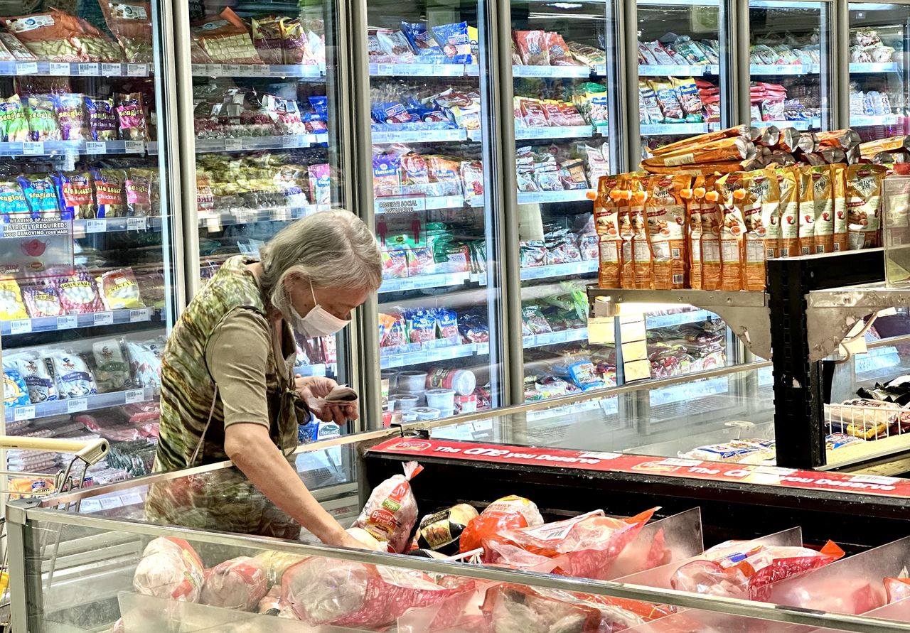 Authorities will ban sharp increases in food prices before Putin's reelection.