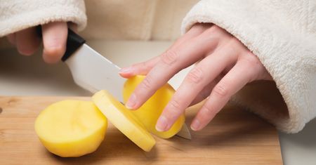 Prosty trik z ziemniakiem odmieni twoją skórę. Spróbuj, a nie pożałujesz