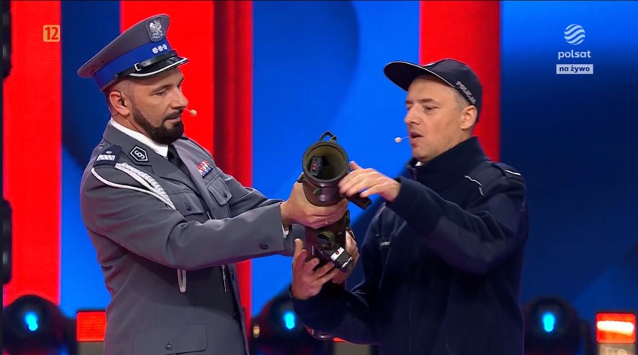 Kabaret Młodych Panów nie miał litości dla komendanta. Na scenie "odpalił" granatnik