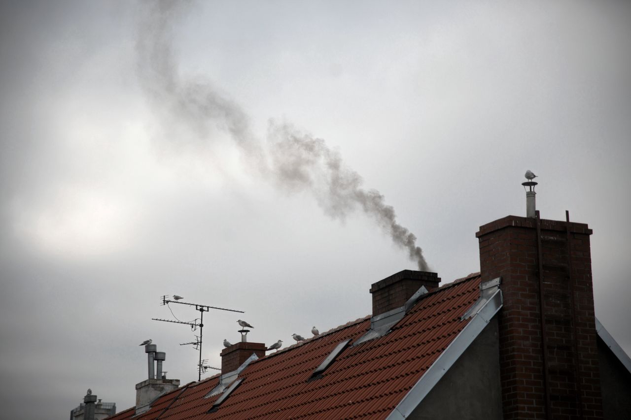 Czystsze powietrze dzięki pandemii? Palenie śmieci w piecach to wciąż norma