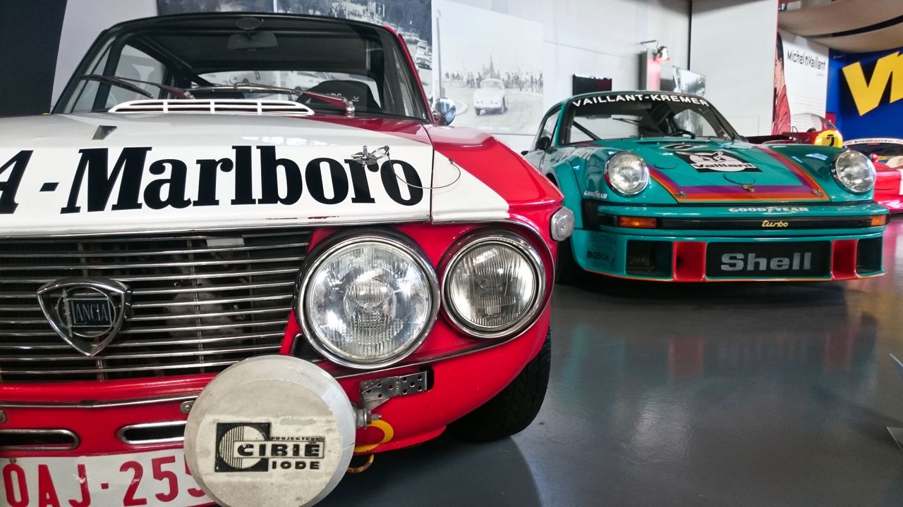 Z jednej strony włoska rajdówka, z drugiej niemieckie auto na tor - Lancia i Porsche obok siebie prezentują się bardzo dobrze