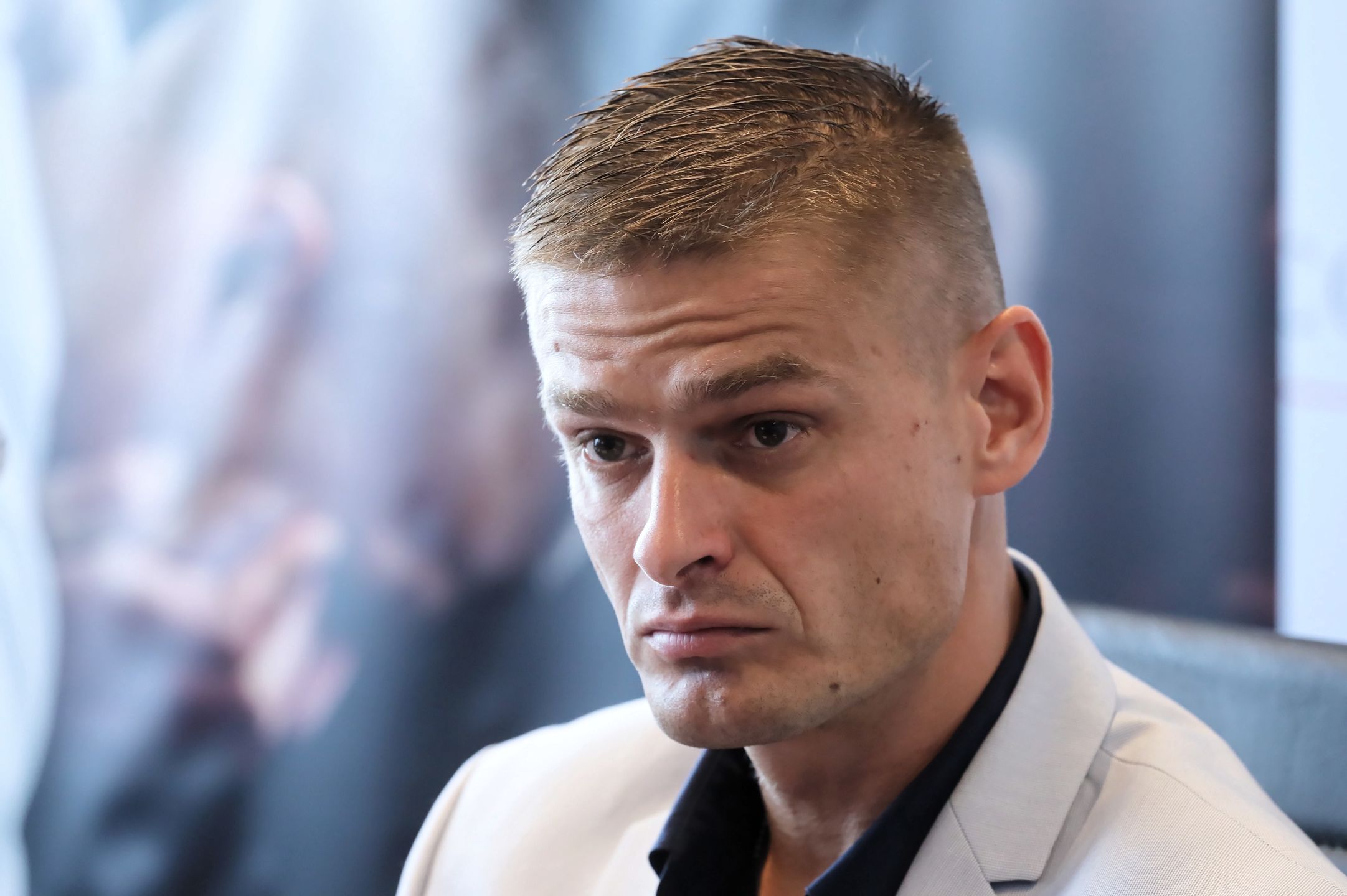***ZDJĘCIE ARCHIWALNE*** Na zdjęciu archiwalnym z dnia 11.09.2018. Tomasz Komenda. Tomasz Komenda zmarł w wieku 46 lat. W 2018 r. wyszedł na wolność z więzienia, w którym spędził 18 lat po niesłusznym skazaniu na karę 25 lat pozbawienia wolności za zgwałcenie i zabójstwo 15-letniej dziewczyny. (jm) PAP/Paweł Supernak ***Zdjęcie do depeszy PAP pt. Zmarł Tomasz Komenda; miał 46 lat***