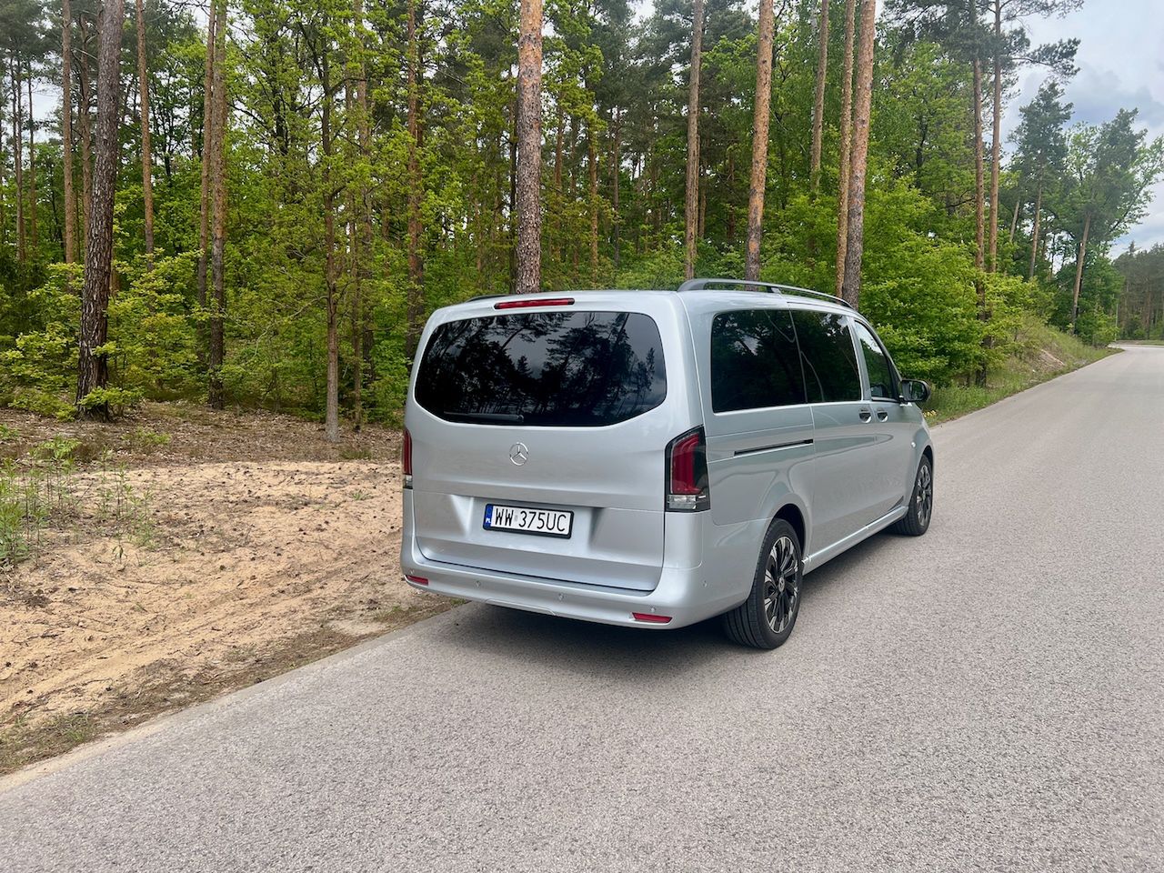 Po usunięciu oznaczeń modelowych, Vito Tourer niczym nie różni