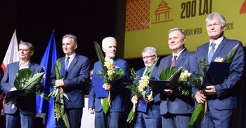 Zduńska Wola: Medale dla zasłużonych zostały wręczone podczas uroczystości z okazji 200. urodzin miasta
