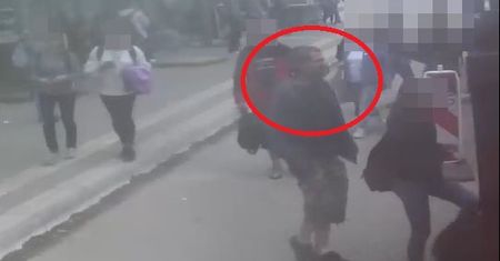 Zaspokajał swoje potrzeby, ocierając się o kobietę w autobusie. Czy go poznajesz?