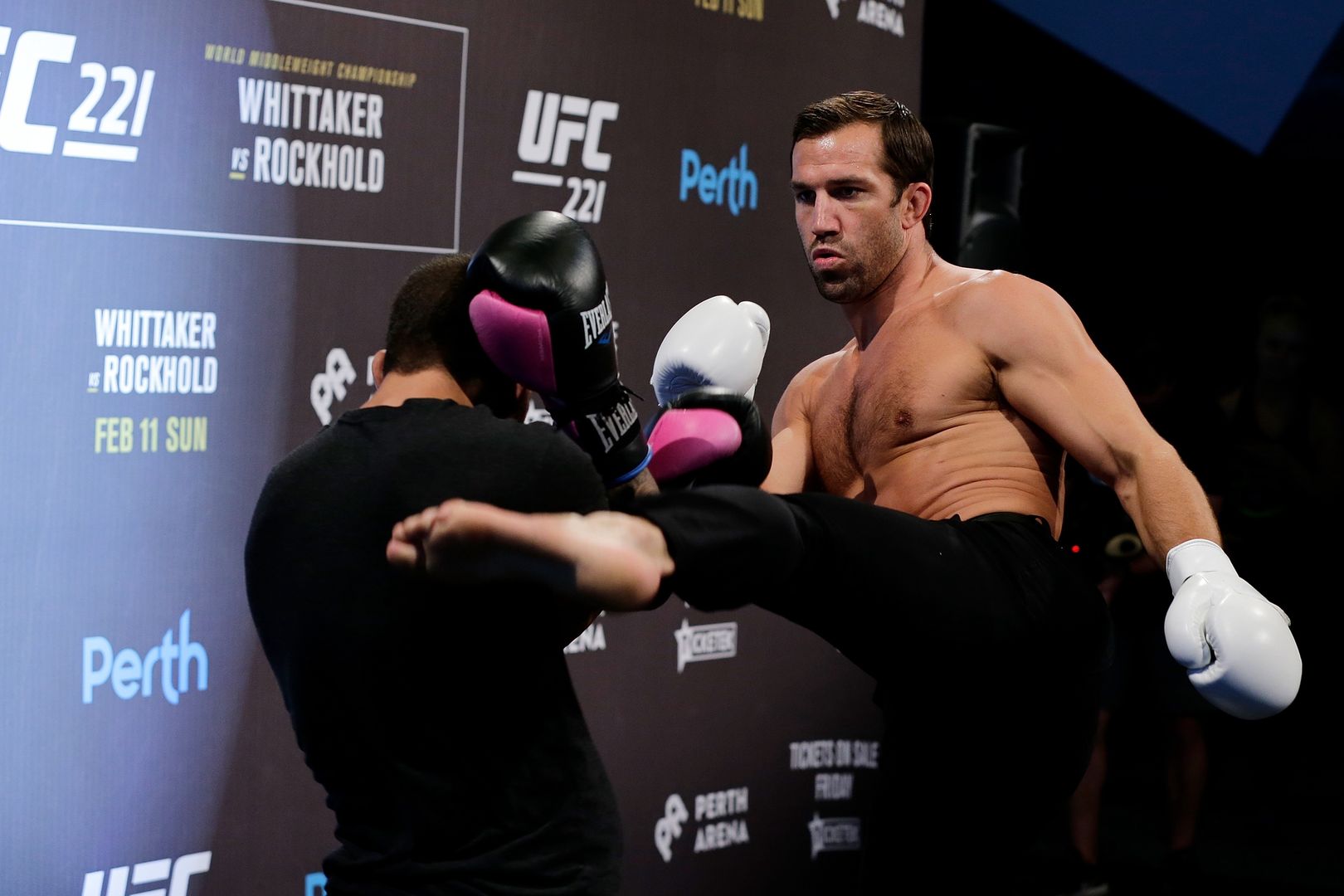 Były mistrz UFC, Luke Rockhold, zaatakował bezdomną kobietę.