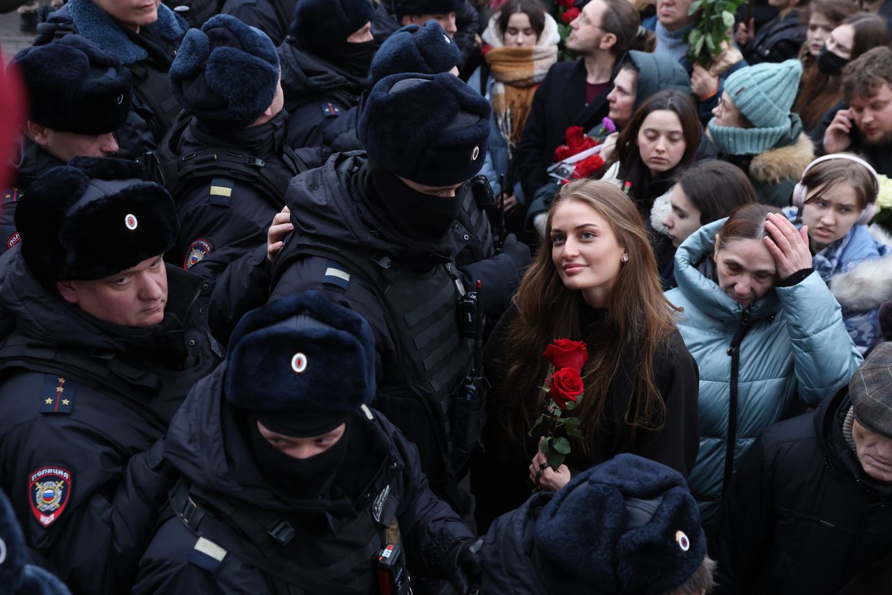 Oddziały policji blokują młodych ludzi idących pożegnać Aleksieja Nawalnego na cmentarzu Borysow w Moskwie 