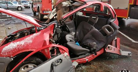 Wałbrzych. 16-latek rozbił auto na słupie. Na fotelu pasażera siedział o 3 lata młodszy nastolatek