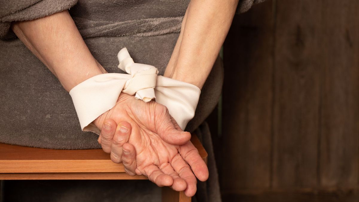 Ukraińscy żołnierze są torturowani w obozie jenieckim. Zdjęcie poglądowe