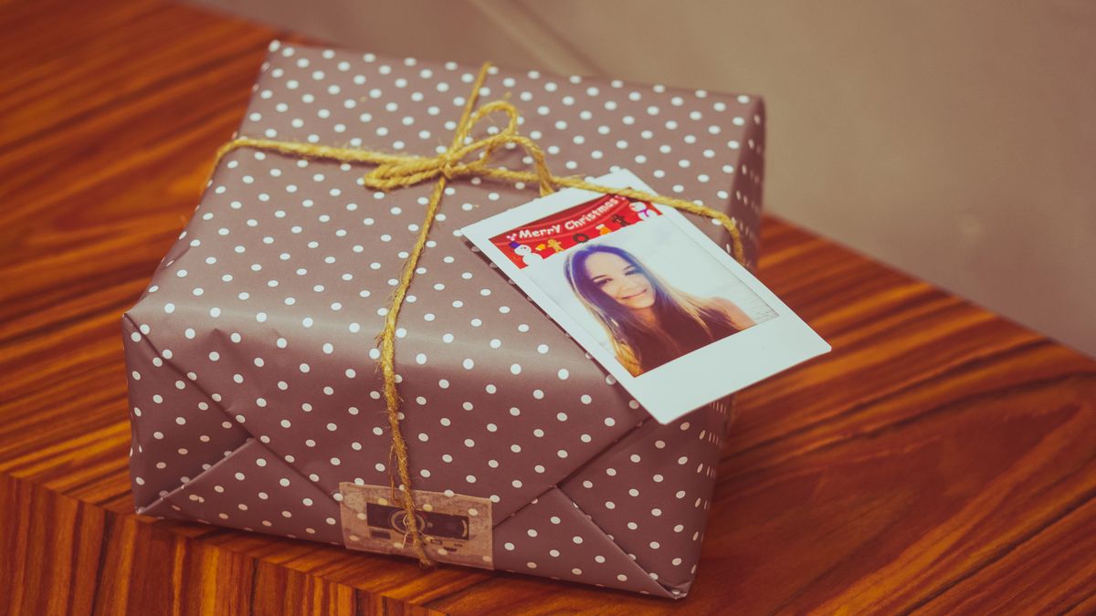 Oto prosty pomysł na świąteczny karnecik, który umili prezent Waszym najbliższym [zrób to sam] 1