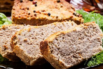 Dodaj odrobinę do mięsnej masy. Pasztet po upieczeniu będzie wilgotny i smaczny