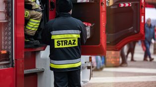 Żary: Pożar domu i zablokowana krajówka. W akcji kilkudziesięciu strażaków