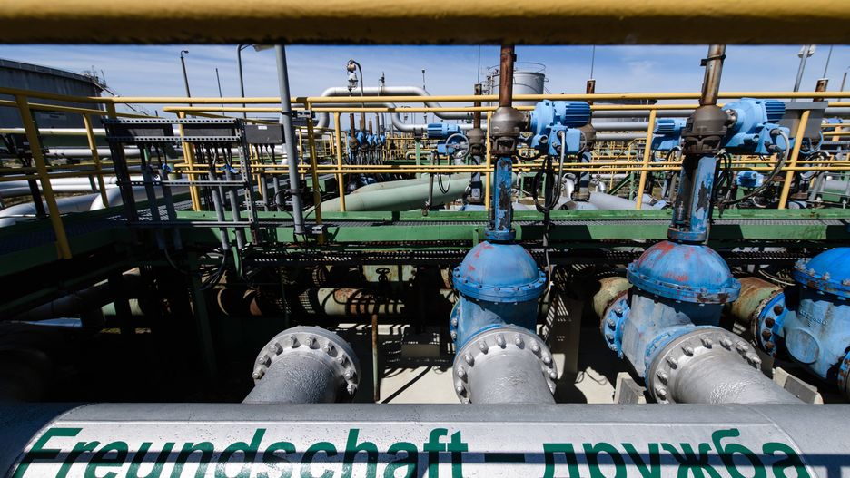PCK oil refinery in Schwedt
epa07538463 A part of the Druzhba (Freundschaft) pipeline seen at the PCK oil refinery in Schwedt, Germany, 30 April 2019. According to media reports, oli delivery from Russia via the Druzhba pipeline has been interrupted due to an alleged pollution of the crude oil. The PCK refinery provides mainly the regions of Berlin and Brandenburg with fuels, such as petrol, diesel and kerosine.  EPA/CLEMENS BILAN 
Dostawca: PAP/EPA.
CLEMENS BILAN