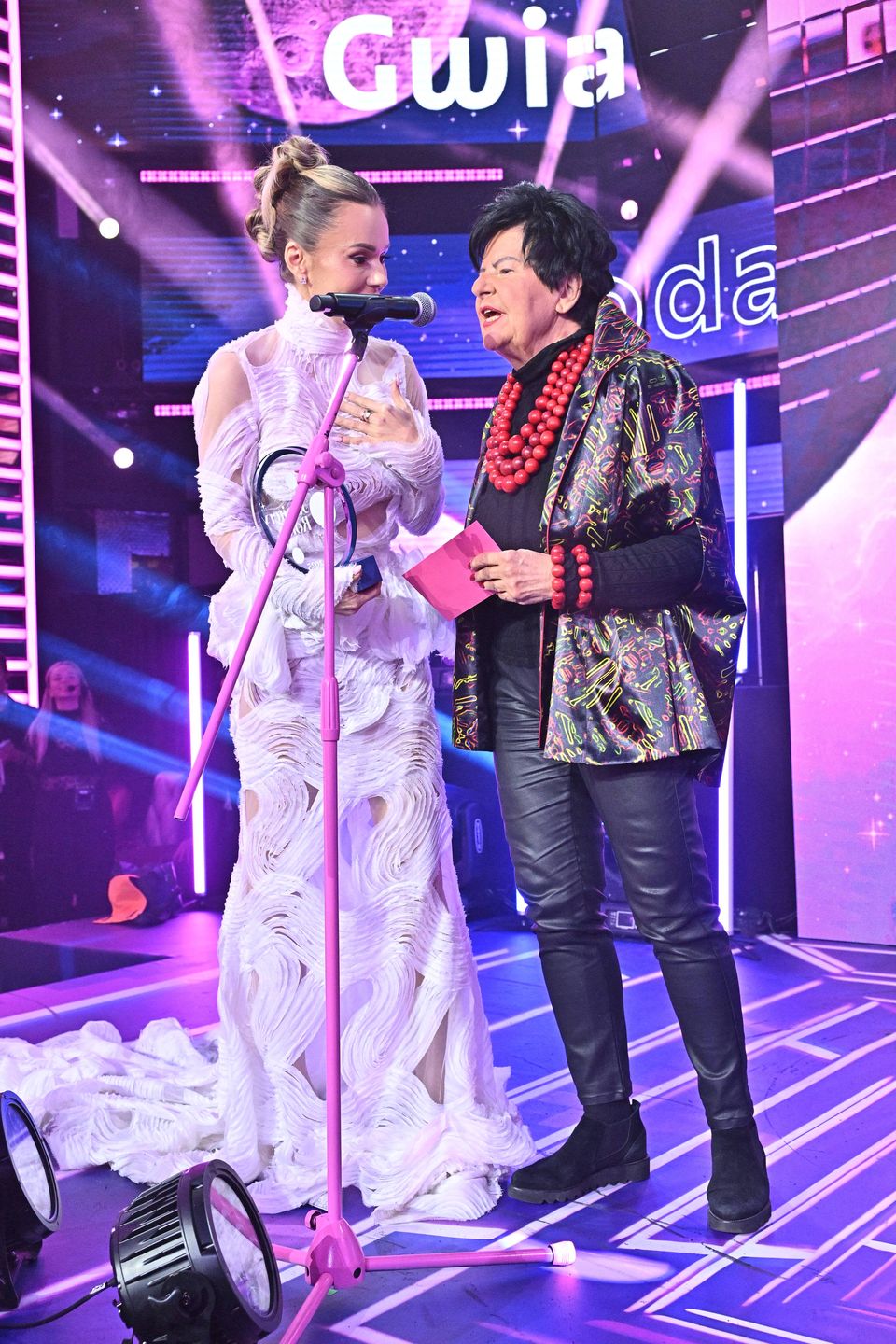 Doda otrzymała nagrodę z rąk Joanny Senyszyn