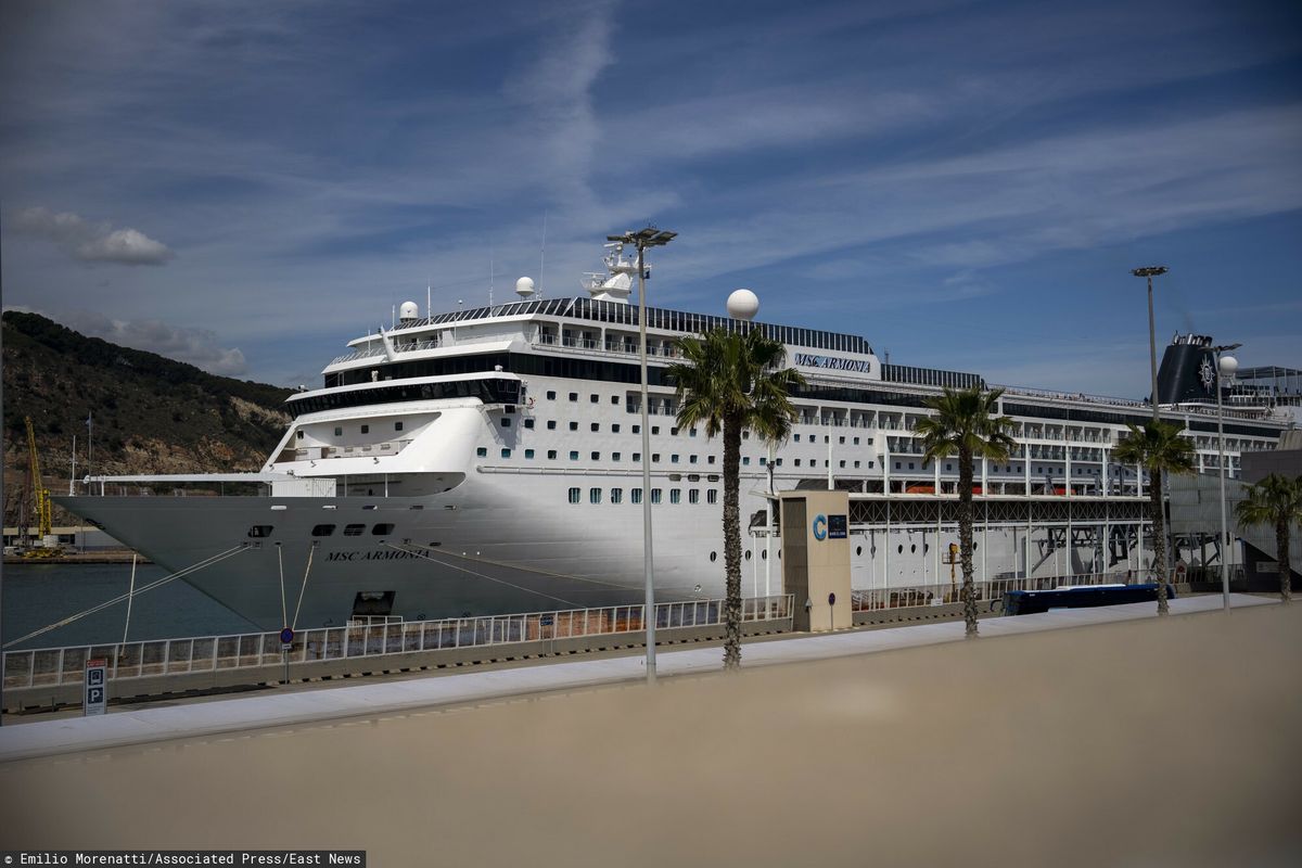 Statek wycieczkowy  MSC Armony  utknął w porcie w Barcelonie z powodu problemów wizowych grupy boliwijskich pasażerów
