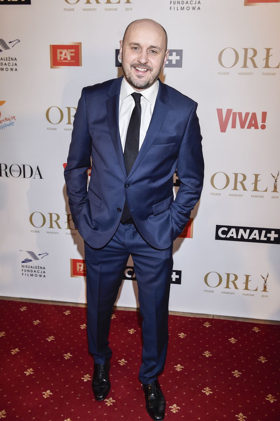 scena z: Adam Woronowicz, SK:, , fot. Kurnikowski/AKPAmarzec 2019, sylwetka, garnitur granatowy, buty czarne, Adam Woronowicz