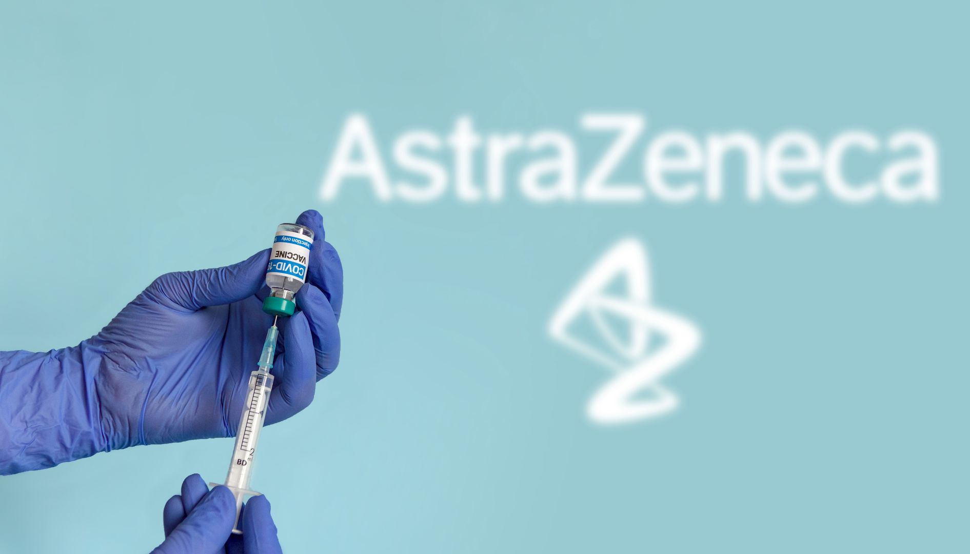 Koronawirus covid szczepionka szczepienie  fiolka strzykawka astrazeneca astra zeneca 
