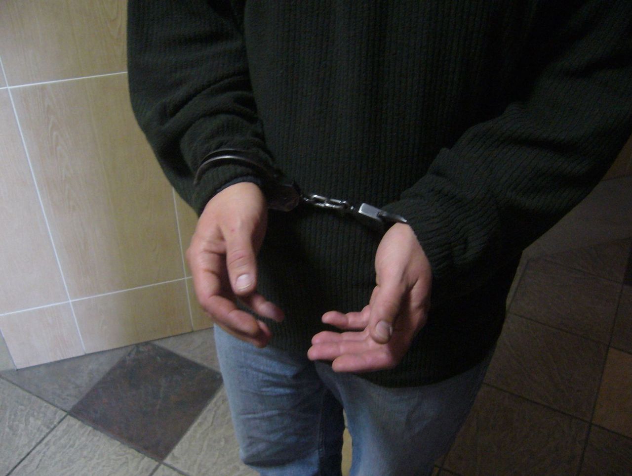 Płock: 62-latek ugodził nożem byłą żonę. Kobieta walczy o życie