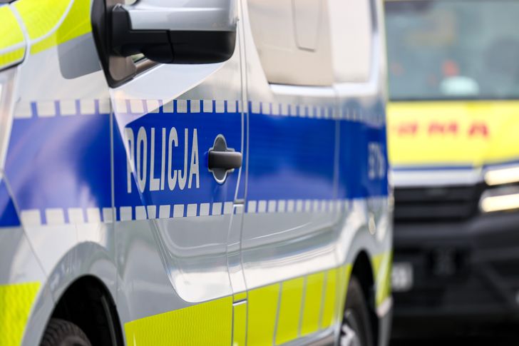 Ktoś wybił szybę w toyocie na osiedlowym parkingu. Straty oszacowano na 1500 złotych