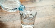 Osiem szklanek wody dziennie? Naukowcy rozwiewają wątpliwości